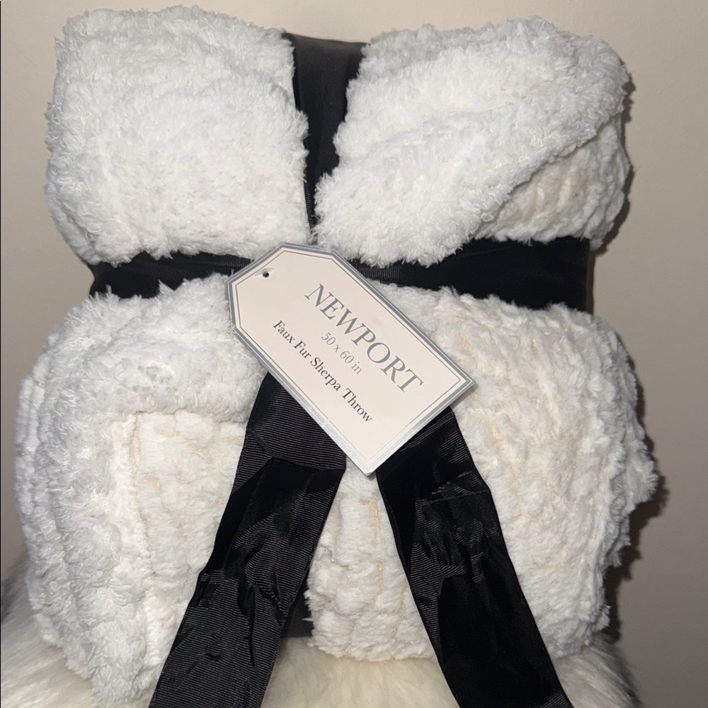 Newport Cream Faux Fur Sherpa Throw Size 50x60 inch! NWT - Picture 5 of 7